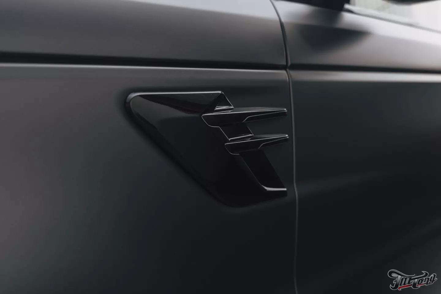 Новый образ Range Rover Sport: оклейка в матовый полиуретан, шумоизоляция дверей, выдвижные пороги. Сравним матовый и глянцевый автомобили!